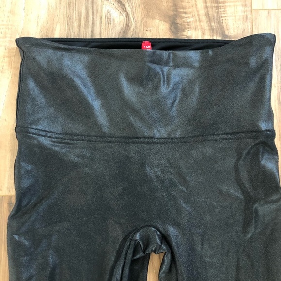 🦊 Petite SPANX Faux Leather Leggings - Picture 5 of 10